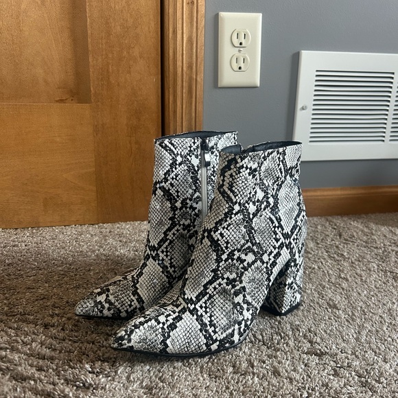 Shoes - Point Toe Boot